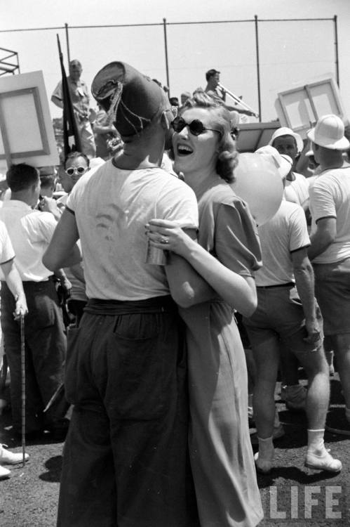 Women can’t resist a man in a fez(Peter Stackpole. 1938)