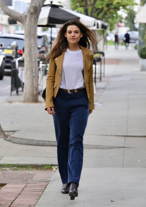 teamdaniellemcam: #DanielleCampbell - Meets with a friend to have coffee at a local cafe in West Hol