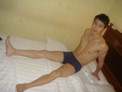 rebelziid:  Hot Chinese Hunk