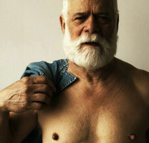 ferralla57:  Muy atractivo, que remeis ver el resto.  Beautiful grandpa!!