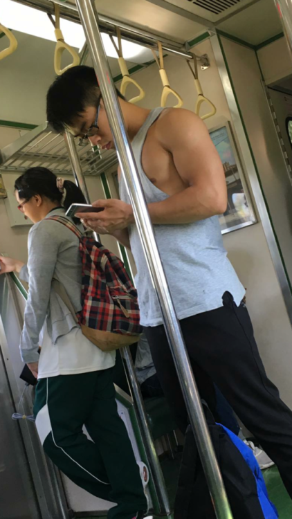 hlthemusclelover: Nip slip… always have a thing on guys with singlet (with the pecs of cz)… Same sin