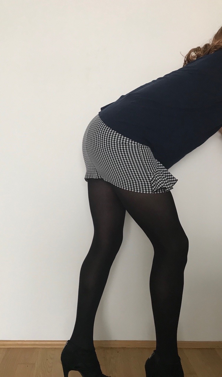 nylonnylonnylon:  Like this skirt 😍