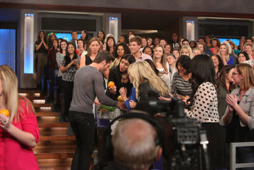crimsonclad:spacemarried:spacemarried:quinto-of-pine:140116 Chris Pine on Ellen ShowIS HE CARRYING A