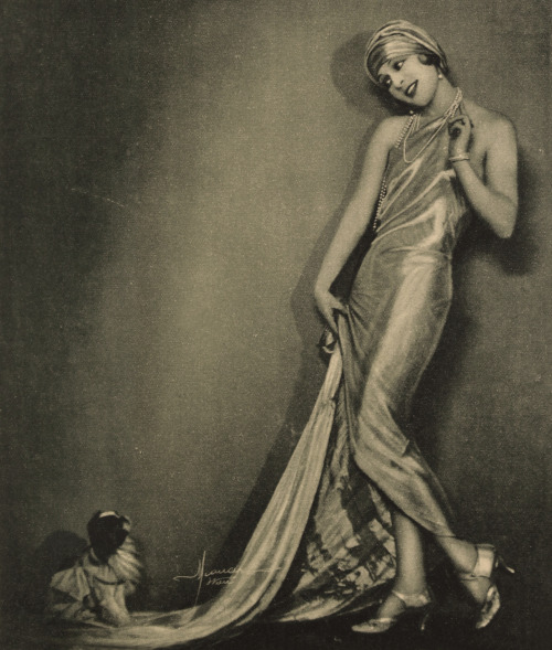 Dancer Tyra Wynge, 1929Manassé Studio :: Die Tänzerin Tyra Wynge. Die Bühne, Februar 1929, Heft 223,