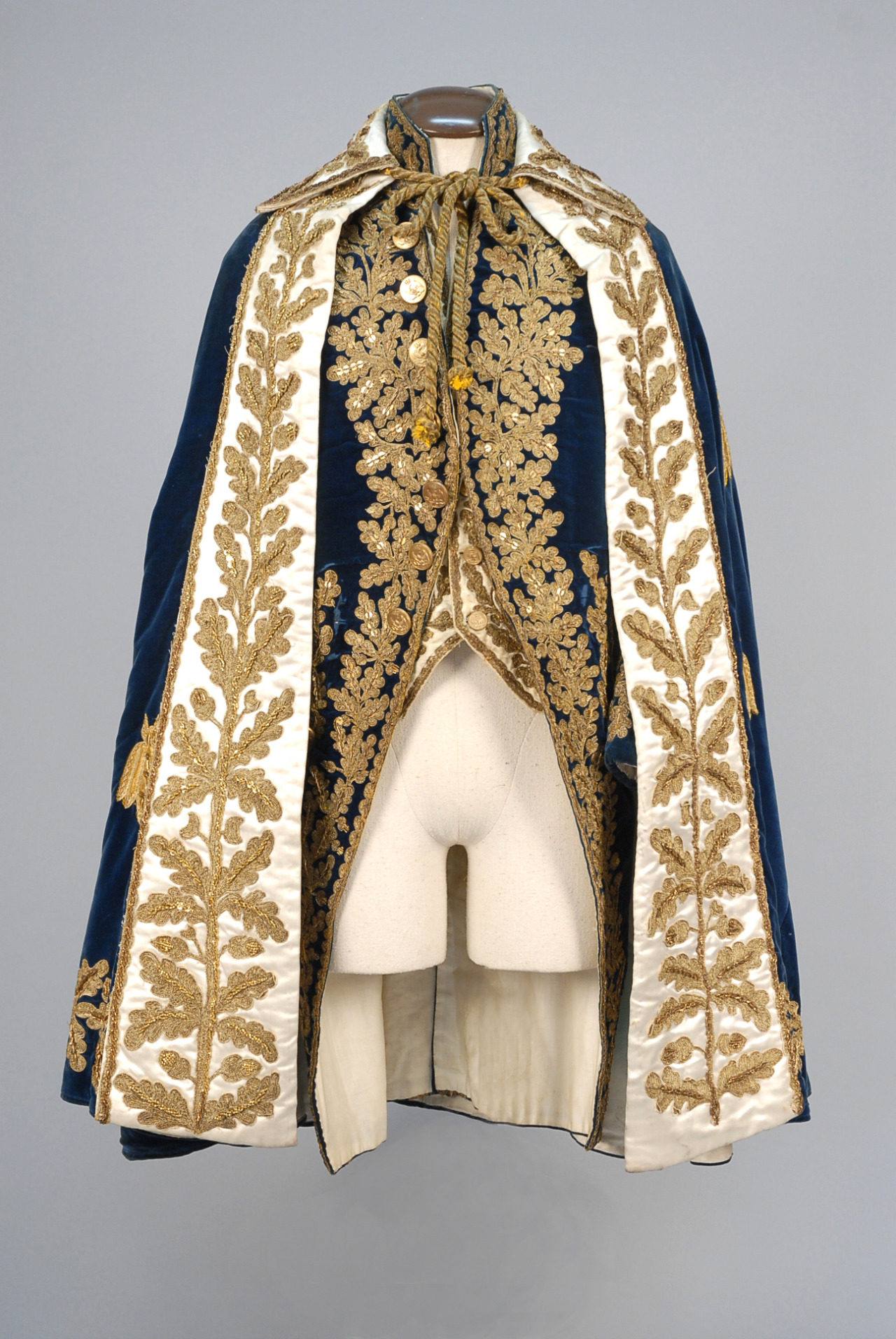 18thcenturyfop:  GENTS FRENCH METALLIC EMBROIDERED COURT COAT, WAISTCOAT and CAPE,