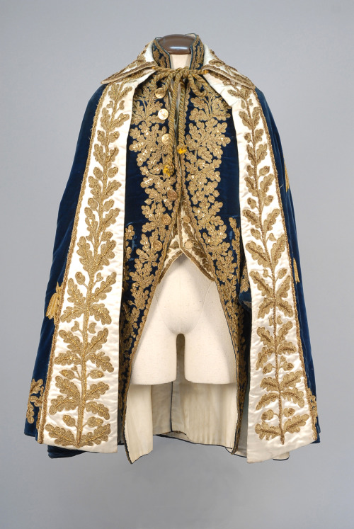 scumbugg:  18thcenturyfop:  GENTS FRENCH METALLIC EMBROIDERED COURT COAT, WAISTCOAT and CAPE, LATE 18th - EARLY 19th C. Photos used with permission from Whitaker Auction House.http://www.whitakerauction.com   @zektheterrible this is what we need to be