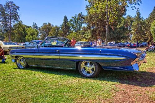 Cool photos of the 1961 Oldsmobile Starfire Convertible.