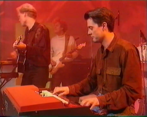 kylemclachlan:never knew i needed to see kyle maclachlan play “light my fire” on keyboard