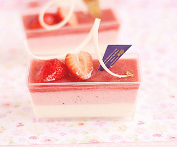 sakuraojousama:  strawberry sweets by bossacafez 