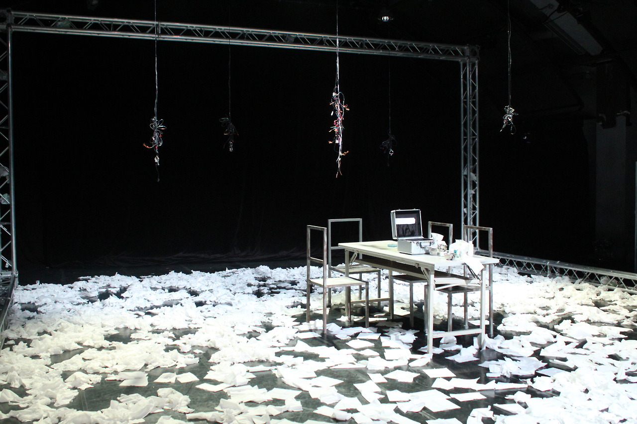 Set Design《渴求》
Crave
[[MORE]]劇作家：Sarah Kane
導演：陳郁如
演員：李孟哲、陳弘洋、李祐緯、曾智偉
舞監：劉冠佑
舞台設計：吳子敬
舞台技術：蔡傳仁
燈光設計：劉怡彤
服裝設計：劉襄頡