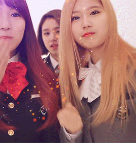 quailmanda:  When a curious, little Chaeyoung appears…
