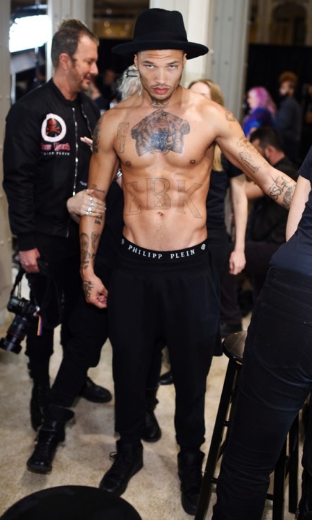 gdr1:  parisjustparis: Jeremy Meeks | Philipp Plein Fall 2017 Fashion Show Backstage. Creme d’ la’ Creme