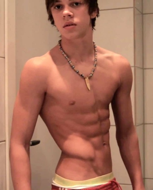 addicted-to-guys:  mikestogo:  paded20202:  http://activelifesportstyle.blogspot.comhttp://modelteenboys.blogspot.comhttp://moevideo.net/user/35835473http://www.facebook.com/modelteensbg  ripped  So fuckin perfect! 