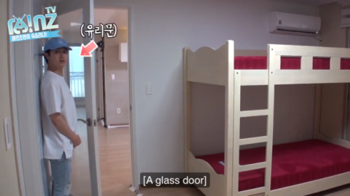 hyunwoobabo: kiwon deadass trying to hide behind a glass door