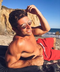 celebrityboyfriend:  Jake Miller shirtless on the beach