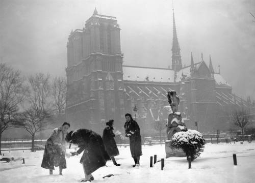 paolo-streito-1264:  A snowball fight in front of Notre-Dame de Paris in 1938. 