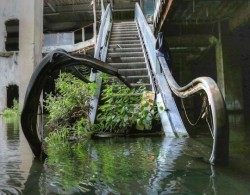 kvltmvtherfvcker1349mvrdermvsic: abandonedandurbex:  The New World Mall, in Bangkok, was closed in 1997 after it was found to have breached building regulations.  Yeah it looks like they put some of it in the water. Classic mall mistake 