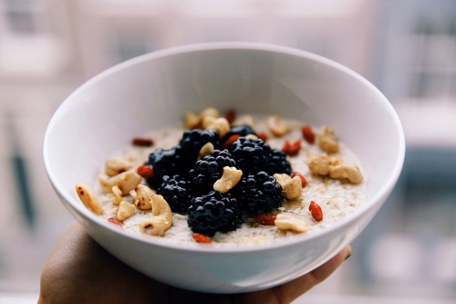 Yeah! Overnight oatmeal chia breakfast pudding with blackberries, cashew and goji.