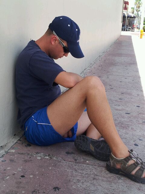 428. peeking-out-males:  kevin81:  Take a look atÂ Kevinâ€™s TumblrÂ for