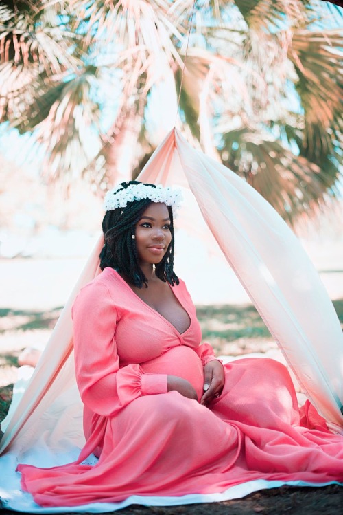 flowersundefiled:  My maternity shoot with Delton Barrett Photography.   I wanted to go for an ethereal, whimsical look and the photog did an awesome job bringing my ideas to life.  Instagram: @beaut_tee_ful_ Tumblr: @flowersundefiled