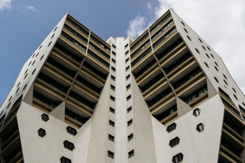 “Façades”.  Photos : Joao BOLAN (via argot.fr)