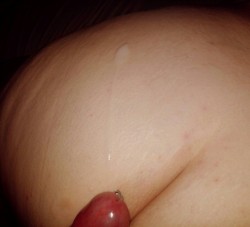 maryneedsmore:  Cum streak on my arse after hubby finished fingering my arse hole and fucking my pussy 💋
