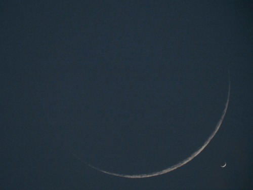 antikythera-astronomy:A crescent Moon being photobombed by a crescent Venus(Image by Pál Váradi Nagy