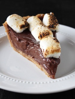 do-not-touch-my-food:  S’mores Pudding Pie 