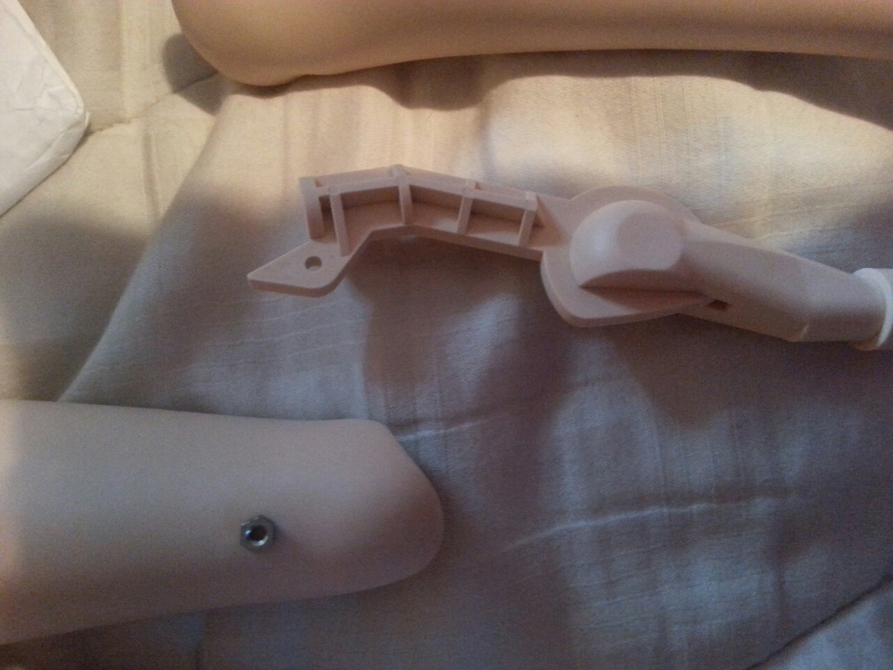 So my Dollfie Dream&rsquo;s leg fell off at the knee the other day. I tried looking