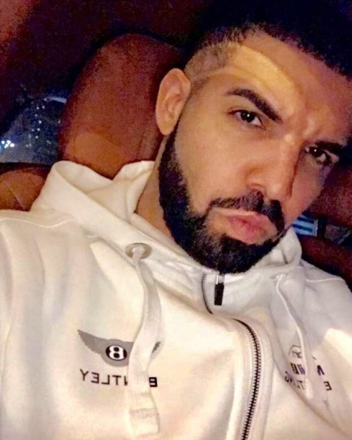 boytoosexy:  coolnation4:  famous-male-celeb-naked:  Drake  Luv it.  Baeeee