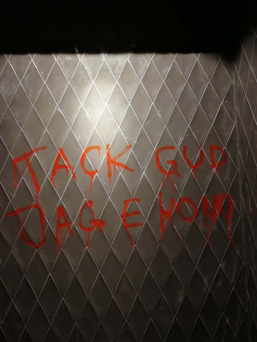 queergraffiti:“tack gud jag e homo” - “thank god I’m gay”graffiti seen in a Swedish club bathroom