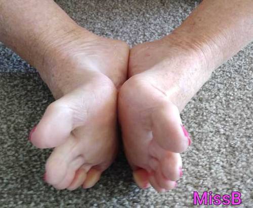 missbehave007: Who wants to rub their pretty little cock between my arches?