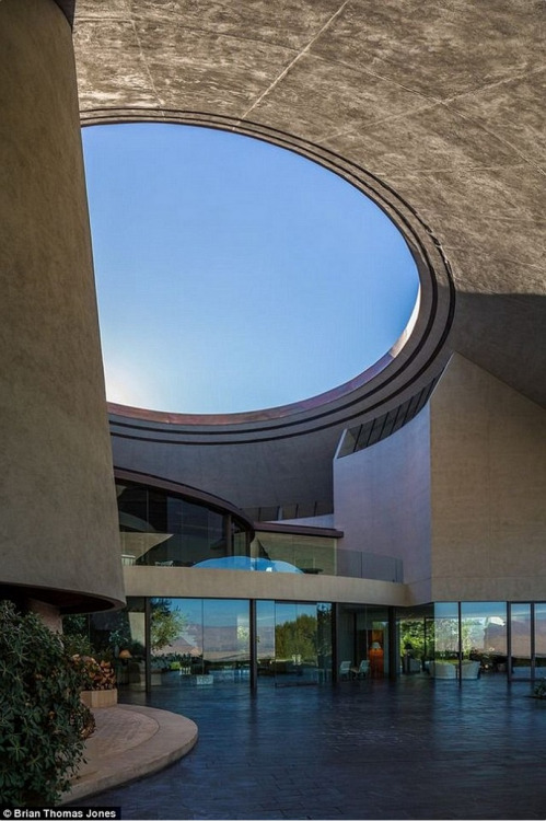 ombuarchitecture:  Bob Hope House Palm Springs • California By Architect John Lautner via USA Today