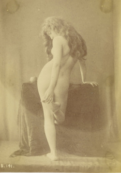 fragrantblossoms:  Study of a female nude