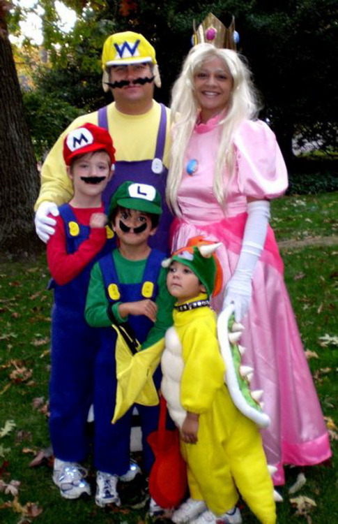 symphonyofmars:donthatemecusimbeautiful:Awesome Family Halloween CostumesToo freaking cute