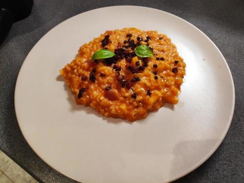 [homemade] tomato/bell pepper risotto with basil and bacon bits.