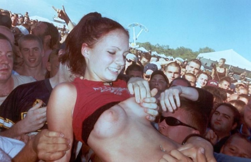 exposedwhilenaked:  Don’t forget to also check out AMATEUR CANDID FEMALE NUDITY!