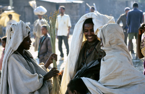 ethiopia-and-eritrea: Women near the Blue Nile Falls, Ethiopia - 1997