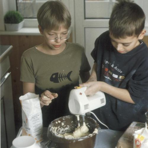 Kuchen backenWenn man mal Kinder einen Kuchen backen lässt&hellip; Diese Bilder, die uns allen unhei