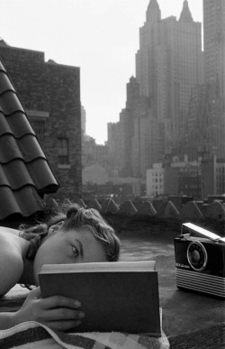 last-picture-show:Lisa Larsen, Reading on the Roof, New York, 1951
