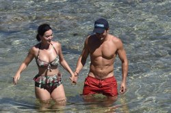 famousdudes:  Orlando Bloom takes off his swimwear again on his vacation.