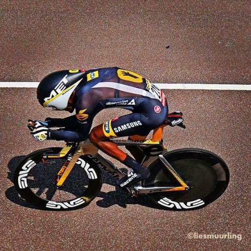 pedalitout: The #mtnqhubeka colour scheme is awesome. #tdf2015 #bicycleschangelives Credit liesbethm