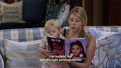 Stephanie Tanner (Jodie Sweetin) reading a Ariana Grande autobiography on Fuller House