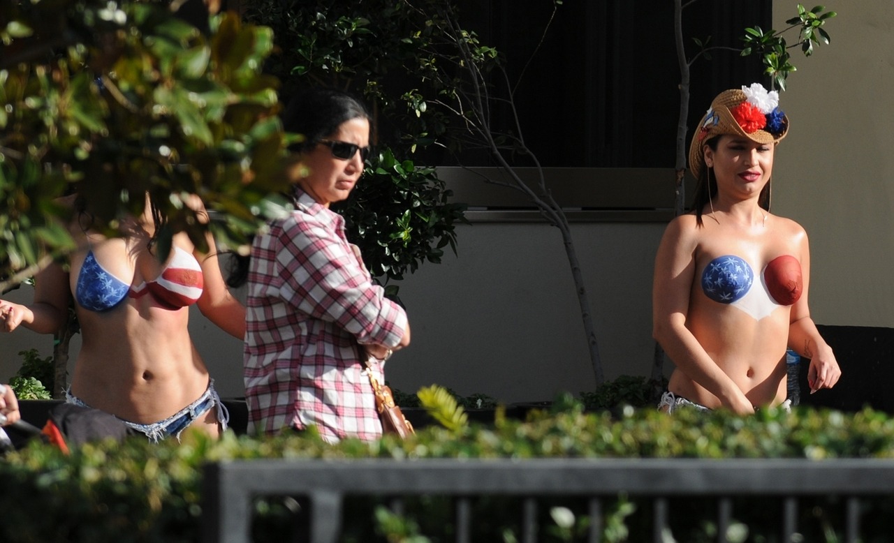 A couple other girls at the Link. Actually they are the same girls.