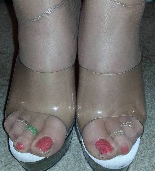 Nuthin’ but my #feet #sexyfeet #prettyfeet #pantyhosefeet #nylonfeet #stockingfeet #feetinnylo
