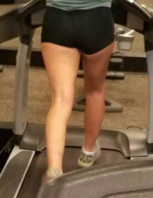 candidcreeper: Nice gym ass Thanks for the submission!