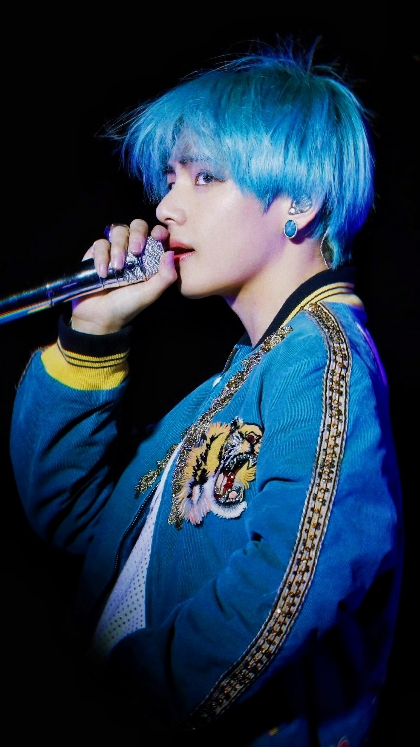 𝐚𝐥𝐥 𝐡𝐚𝐢𝐥 𝐭𝐡𝐞 𝐤𝐢𝐧𝐠𝐬 Bts V Blue Hair Lockscreens