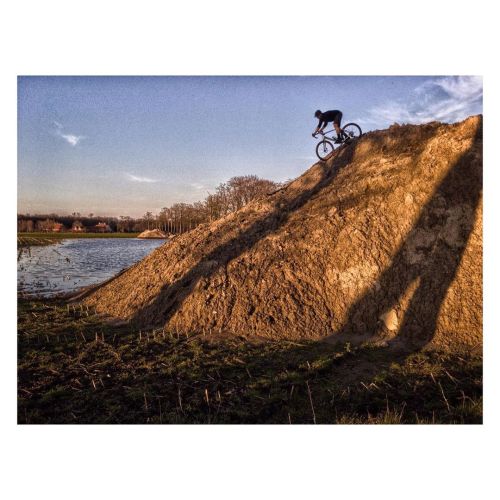 Searching some stoke in these crazy times.
#gravelbike #gravelgrinding #freedomofcycling
.
.
.
@konabikes #libre
📷 @tomjonckheere
🥽 @tibon_ #coronabirthdayride (bij Steershop)
https://www.instagram.com/p/B-K2wRJATZj/?igshid=1thq9cerdi565