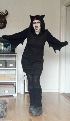 louiselafantasma:  my outfit for halloween at work, i was a vampire bat! 