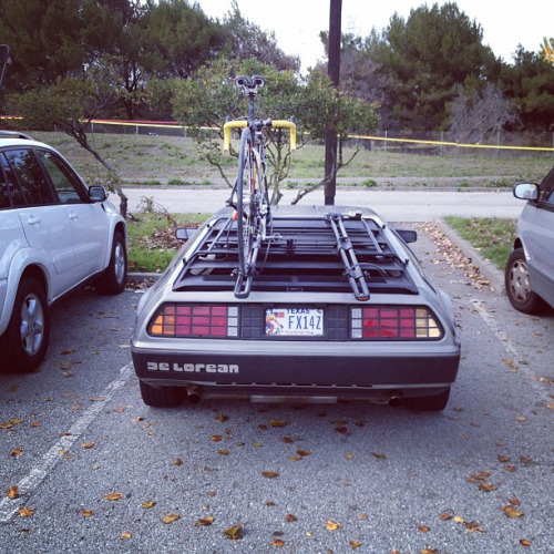 cyclist-in-the-fog:  arkaitse:  DeLorean by retrotec&ingliscycles on Flickr.  na egy hasonló koc